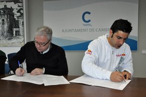 El pilot Ivan Cervantes i el consistori signen un nou conveni anual per valor de 23.200 euros
