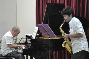 El saxofonista Enric Petrus brinda el seu concert de Graduació a lEscola Municipal de Música de Cambrils