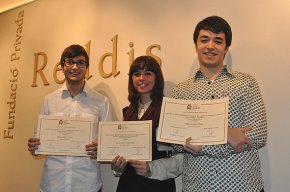 La Fundació Privada Reddis premia tres antics alumnes de linstitut Cambrils pels seus treballs de recerca de Batxillerat