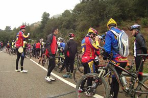 La plantada del pessebre de la Penya Cicloturista reuneix prop dun centenar de ciclistes al Coll de la Teixeta 