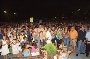 Més de 700 persones es concentren a la plaça de lAjuntament per mostrar el seu suport a Paco Piñol