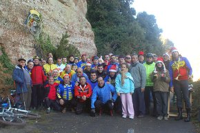Més d'una seixantena de ciclistes participen en la tradicional plantada del pessebre al coll de la Teixeta