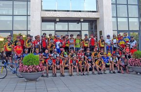Una seixantena de ciclistes prenen part en la pedalada en homenatge a Germán Jover