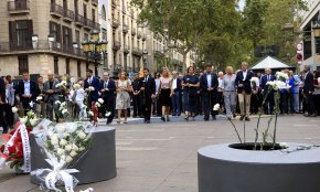 L'alcalde de Cambrils assisteix a l’acte d’homentge a les víctimes dels atemptats del 17-A a Barcelona
