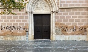 Les parets de l'església parroquial de Santa Maria apareixen embrutades amb grafits