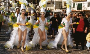 Rua de Carnaval al seu pas pel port / Febrer 1989