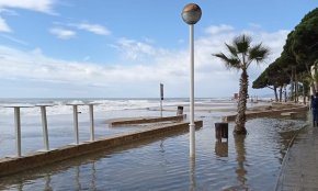 Un intens temporal de garbí inunda les platges i els passejos litorals