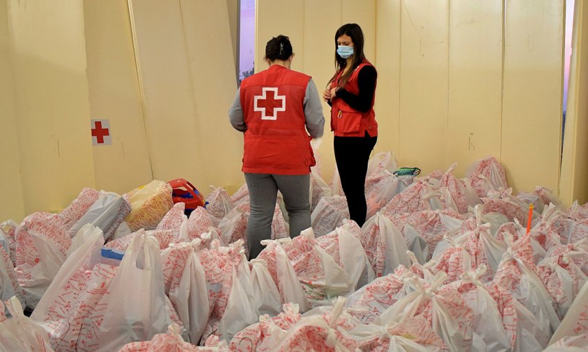 Imatge de dues voluntàries revisant les bosses de la Campanya de Joguines de la Creu Roja a Tarragona i l'Ebre