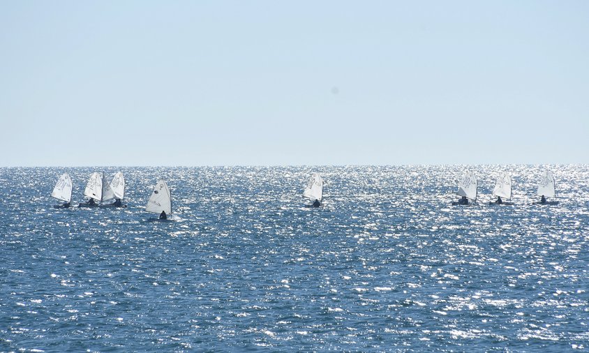 Embarcacions d'Optimist davant el litoral cambrilenc, aquest darrer cap de setmana