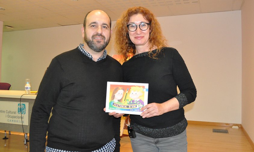 Carles Gil i Rosana Andreu amb un exemplar del seu llibre infantil "Història d'un llapis"