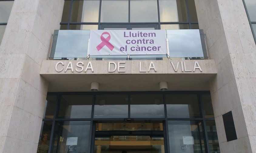 Imatge d'arxiu d'una pancarta de lluita contra el càncer a la façana de l'Ajuntament