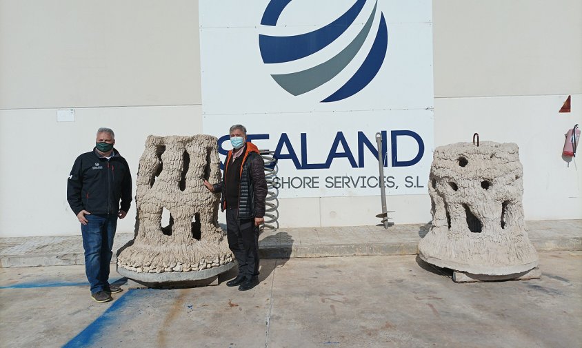 Imatge del regidor de Medi Ambient, Josep Maria Vallès, i el representant de l'empresa Sealand, Agustí Sánchez, amb dos d'aquests 10 ancoratges ecològics que s'instal·laran a Cambrils