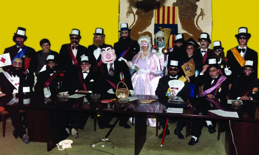 L’Ajuntament del Carnaval reunit a la Sala de Plens de la Casa de la Vila / Febrer 1985