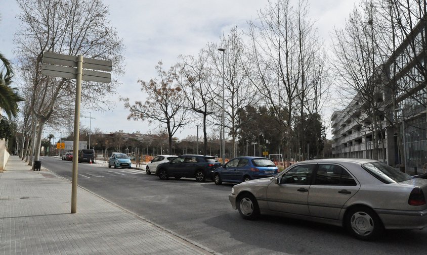 Imatge del carrer de la Tramuntana on s'està estudiant algun canvi direccional per guanyar places d'aparcament