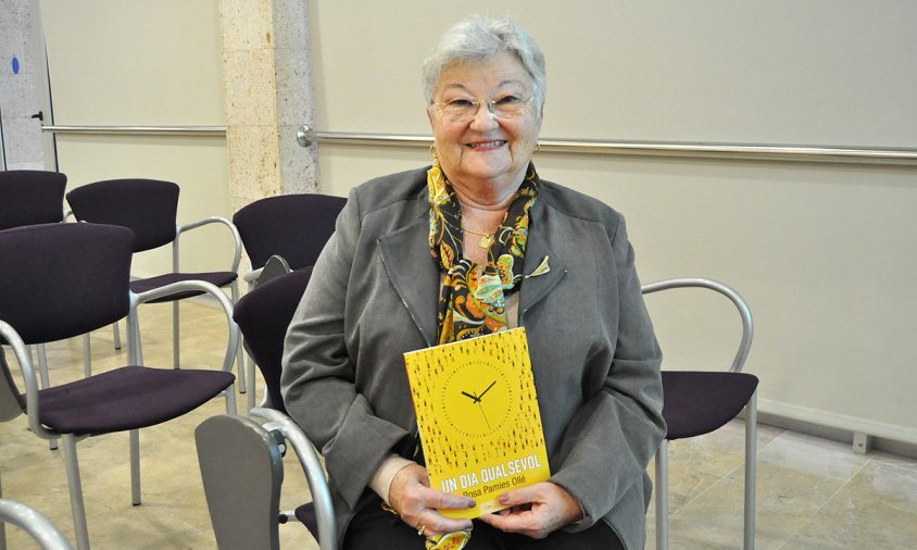 Rosa Pàmies amb la seva darrera novel·la "Un dia qualsevol"