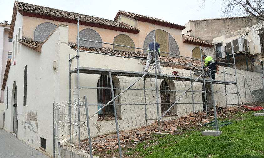 Les obres de rehabilitació han començat, aquest matí, per la teulada i el mur adjacent a la plaça de Bernardí Martorell