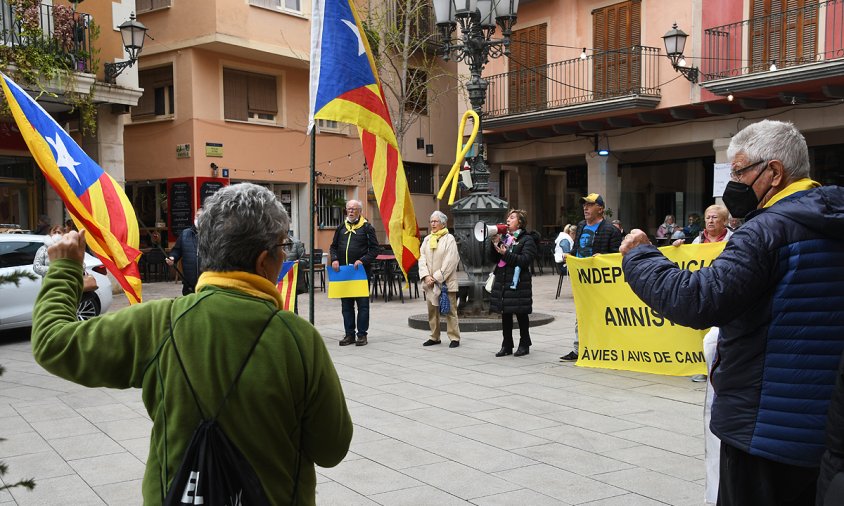 Un moment de la concentració de les Àvies i Avis, ahir, a la plaça de la Vila