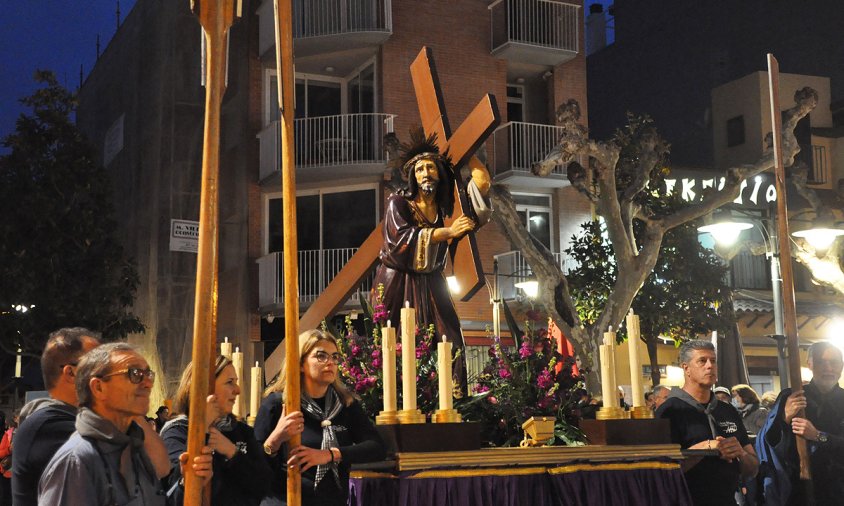 Sortida de la imatge de Jesús Natzarè, ahir al vespre, a la plaça de l'església de Sant Pere