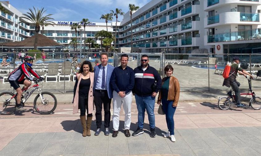 L'alcalde de Cambrils, Oliver Klein, i la regidora de Turisme, Yolanda Burgos, han donat la benvinguda al grup