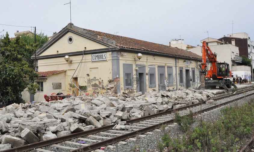 Imatge de l'enderroc de l'edifici de l'antiga estació de tren, aquesta tarda