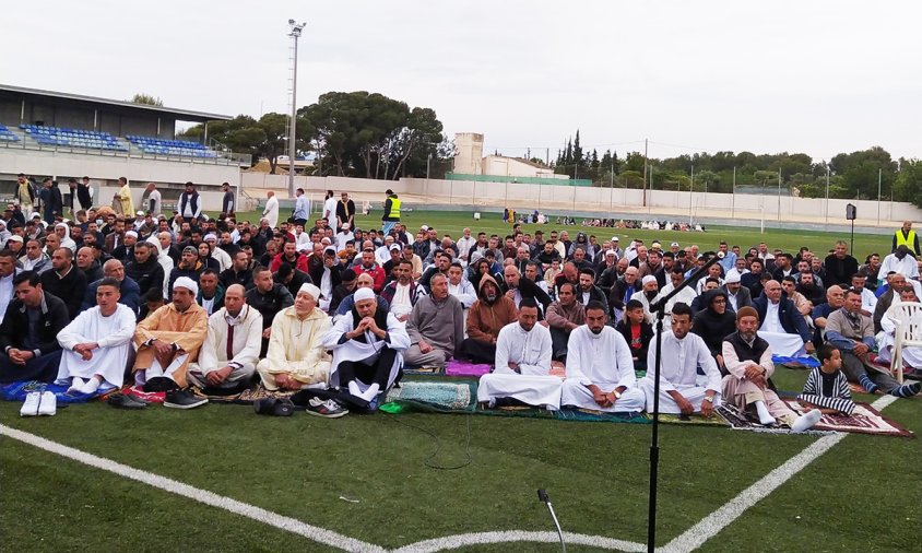 Un moment de la pregària de la fi del Ramadà, ahir al matí, a les instal·lacions esportives municipals