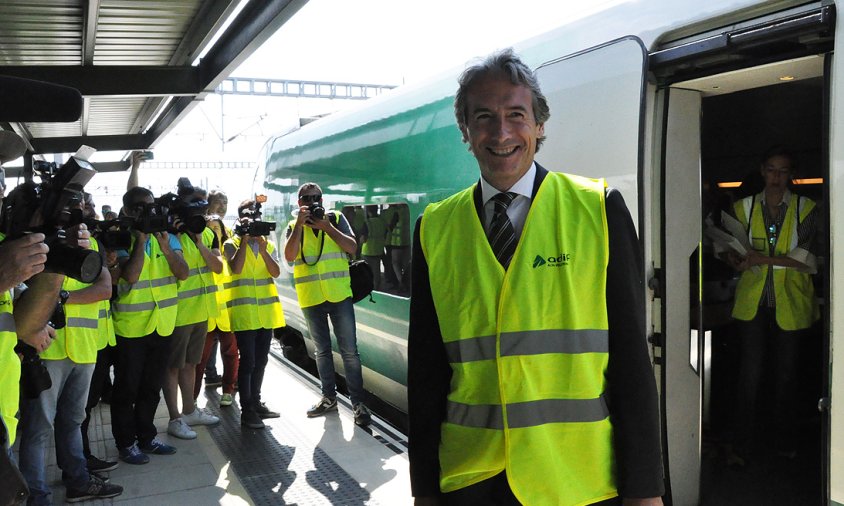 El ministre de Foment, Íñigo de la Serna, a la nova estació de tren de Cambrils, ara fa un any