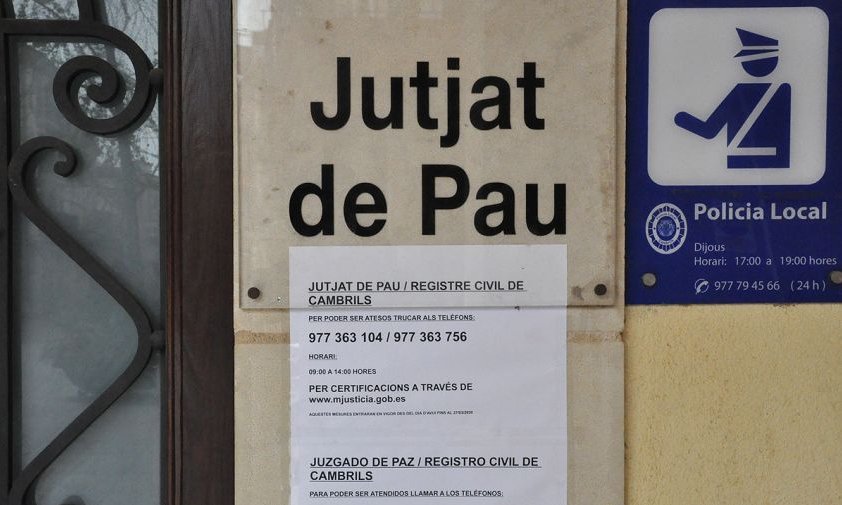 El Jutjat de Pau de Cambrils es troba ubicat a l'edifici de l'antic ajuntament, a la plaça de la Vila (imatge d'arxiu)