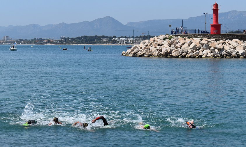 Imatge d'uns nedadors arribant al Port