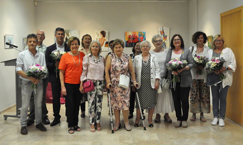 Foto de grup de les Dones Amunt amb l'alcaldessa i els regidors