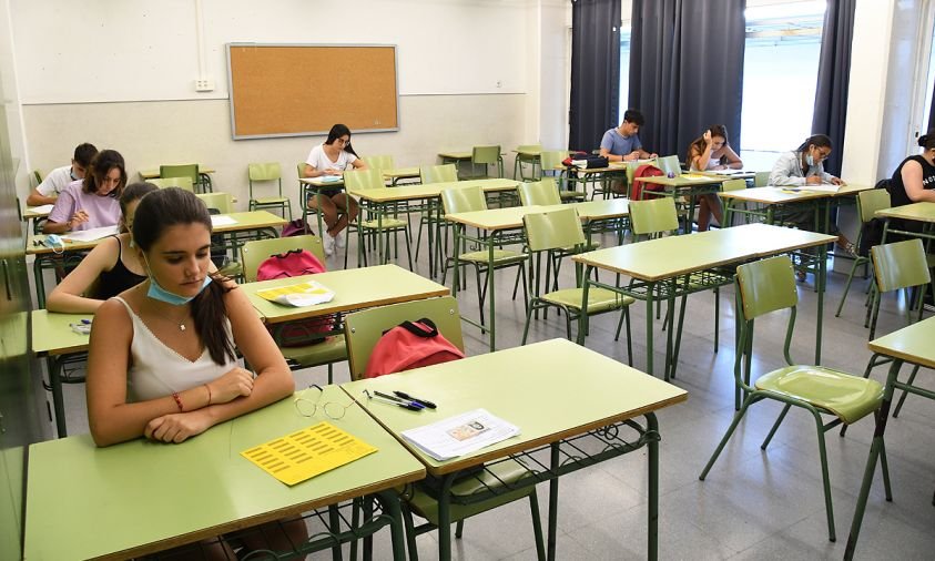 Imatge d'arxiu d'alumnes de l'institut Cambrils fent l'examen de les PAU, el juliol de 2020