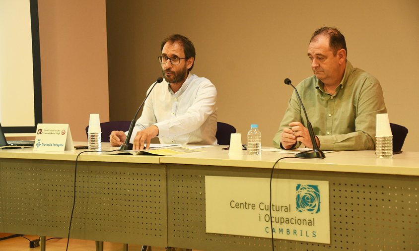 Manel Tarés i Pedro Otiña. ahir, a la conferència sobre l'atac naval anglès a Cambrils de finals del segle XVIII