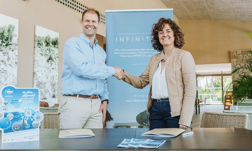 Imatge de l'acord signat entre Nàutic Parc i el resort Infinitum