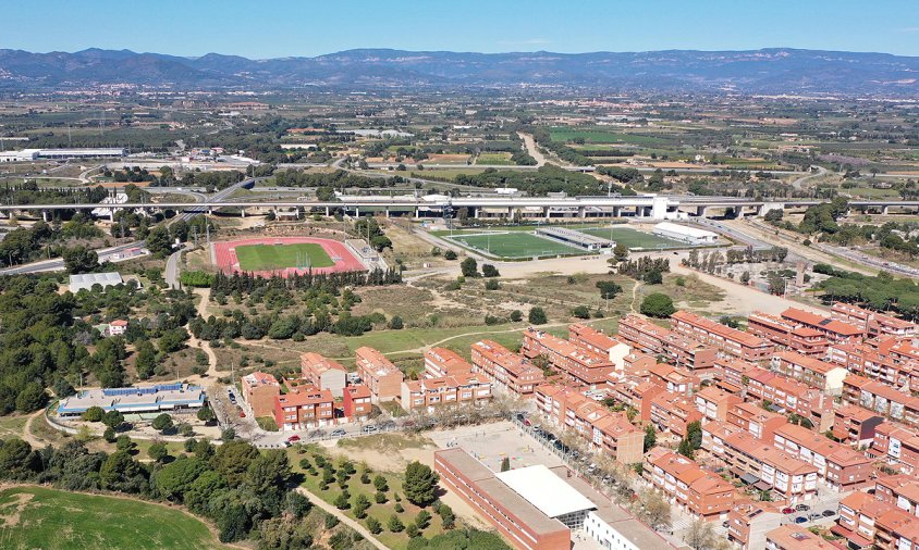 Vista aèria de la zona compresa entre l'actual barri del Pinaret i la zona esportiva municipal, on es podrà construir