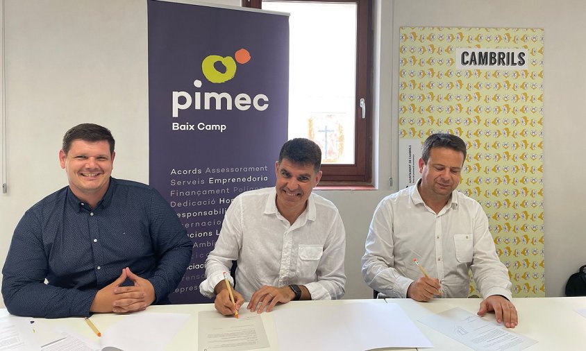 Signatura del conveni a càrrec del regidor Juan Carlos Romera, el president de PIMEC Baix Camp, Gerard Pagès i l'alcalde Oliver Klein