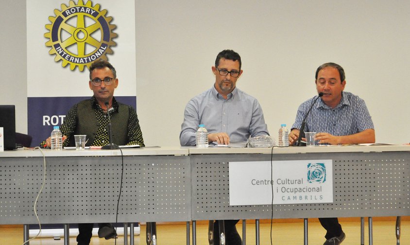 Un moment de la xerrada, ahir a la tarda. D'esquerra a dreta: Ricard Checa, Carles Rovira i Gerard Martí
