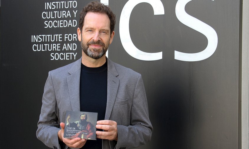 Albert Recasens amb un exemplar del CD "José de Baquedano. Música en latín para la Catedral de Santiago"
