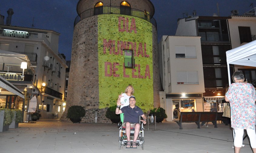 Siscu Morell i Joana Bono, ahir al vespre, davant la torre del Port que mostrava els missatges per la lluita contra l'ELA