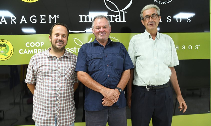 Lluís Domingo, nou tècnic de l'ADV Cambrils; Josep Soto, president de l'ADV Cambrils i Carlos Matas, fins ara tècnic de l'ADV Cambrils, ahir a la Cooperativa Agrícola