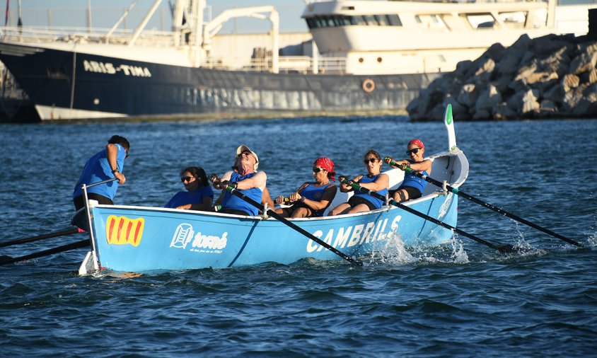 La tripulació guanyadora, Barracudes, en la disputa de la regata final