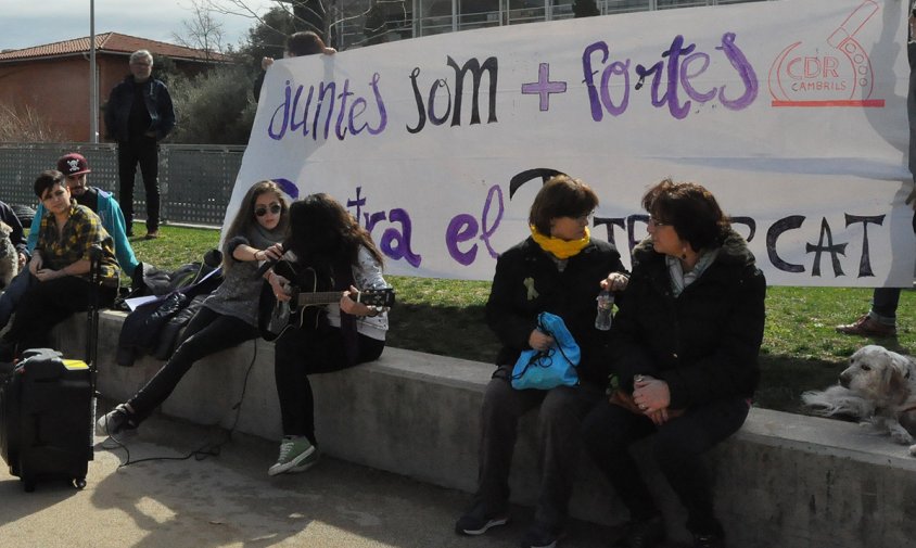 Pancarta del CDR de Cambrils a la plaça de l'Ajuntament en motiu de la vaga feminista del passat 8 de març