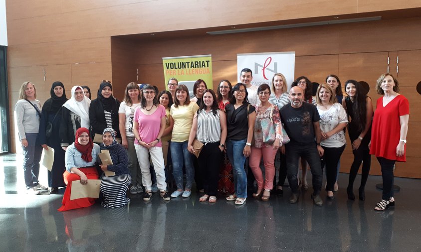 Foto de grup d'alguns dels alumnes assistents a l'acte de cloenda dels cursos de català