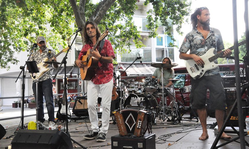 Un moment del concert del grup Joan Marcià, ahir a la tarda, a la plaça de Mossèn Joan Batalla