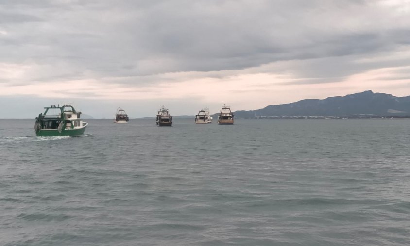 Les barques d'arrossegament sortint del port de Cambrils el passat divendres