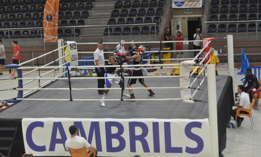 Imatge d'un dels combats de boxa disputat ahir a la tarda al Palau Municipal d'Esports