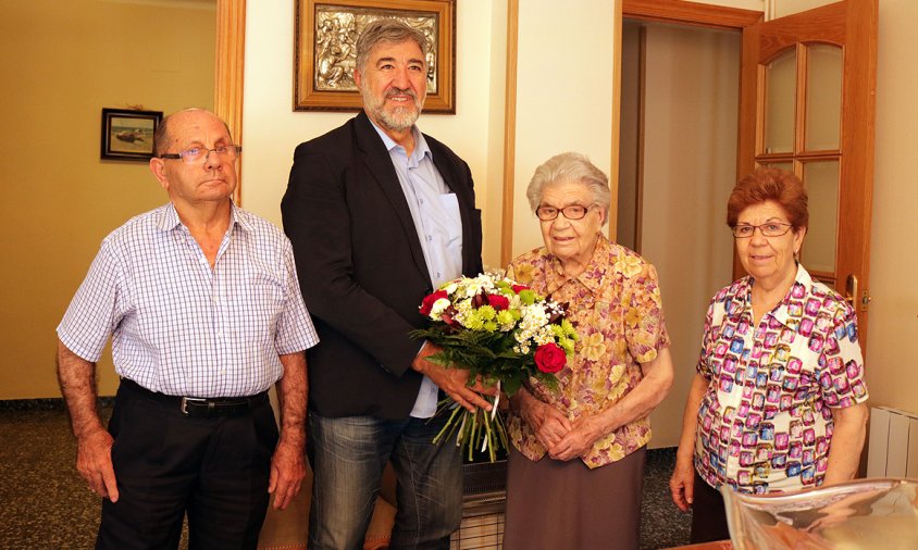 L'homenatjada Maria Rovira Juncosa acompanyada del regidor Josep M. Vallès, de la seva filla i el seu gendre