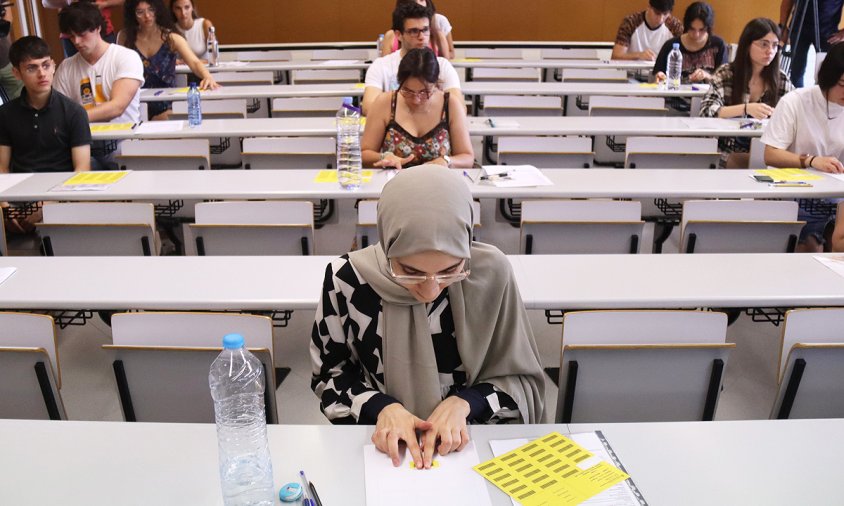 Imatge d'alumnes abans de començar l'examen de les Pau, el passat juny, al Campus Catalunya de la URV a Tarragona