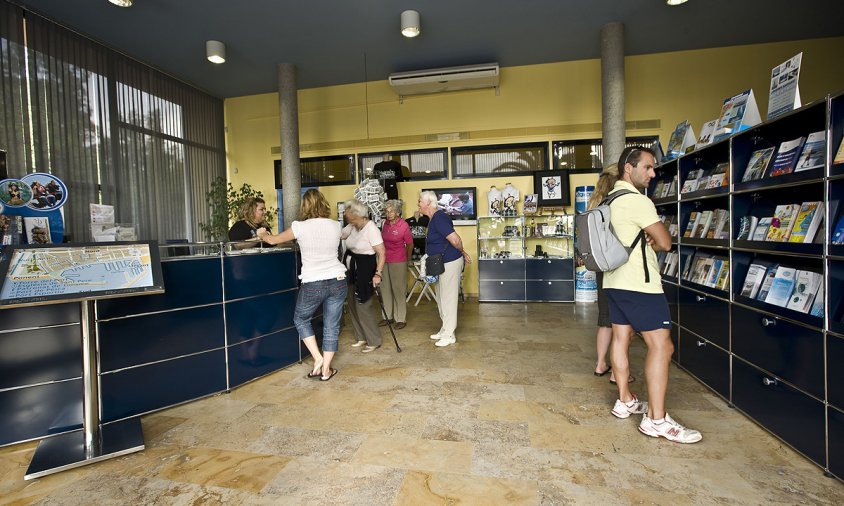 Imatge de l'interior de l'oficina del Patronat de Turisme