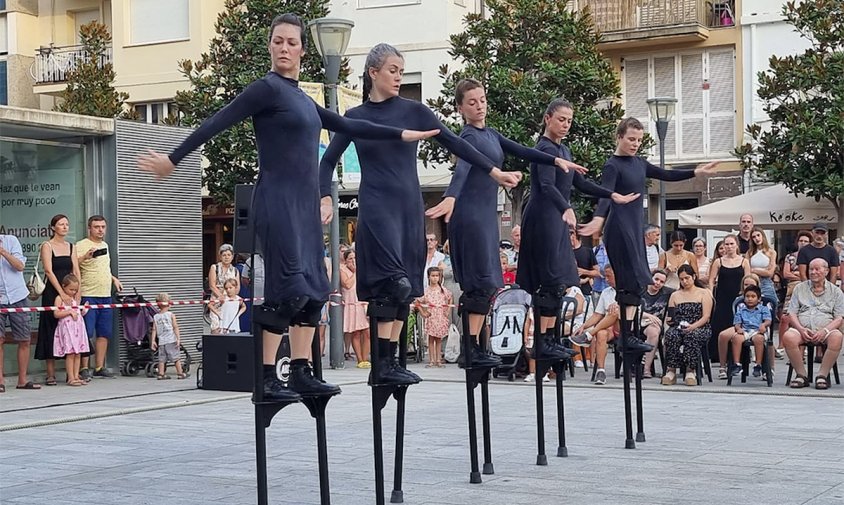 Cinc ballarines de la companyia Maduixa van oferir un espectacle de dansa sobre xanques