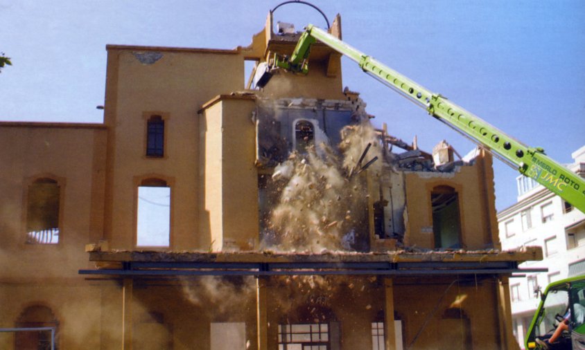 El 10 de juny es va tirar a terra la façana principal corresponent al primer pis de l'edifici