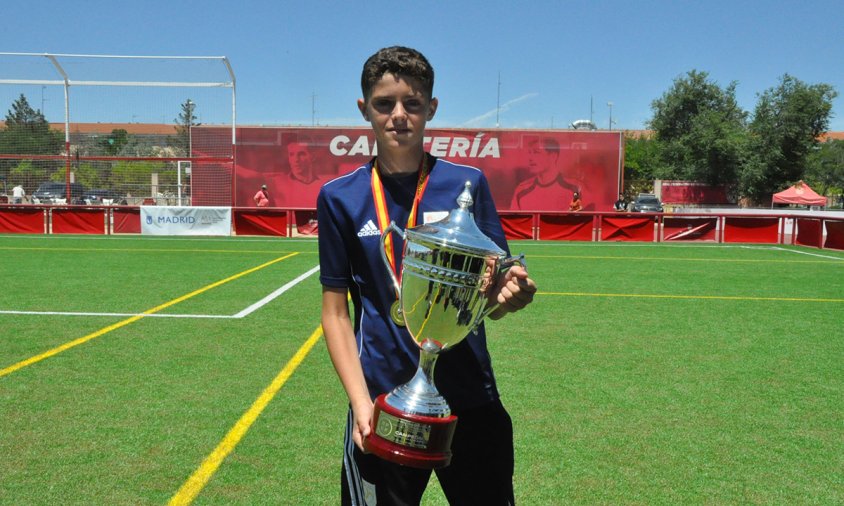 El cambrilenc Martí Guinovart amb la copa i la medalla de campió d'Espanya en la categoria sub 12 masculina de futbol
